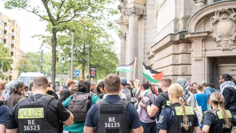 vor dem Kriminalgericht Berlin-Moabit