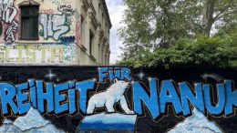 freiheit fuer nanuk wand grafitti